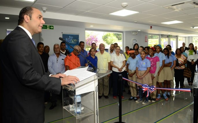 Enrique Ramírez Paniagua se dirige a los presentes durante al inauguración de la oficina del BanReservas en Guayubín.