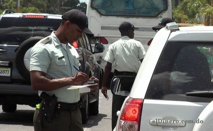 En República Dominicana hay conductores que tienen hasta 400 multas de tránsito pendientes de pago.