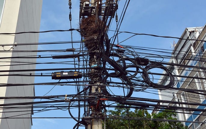 En sectores de clase alta de la capital los postes están sobrecargados de alambres con y sin uso de las compañías de telecomunicaciones. | Gabriel Alcántara