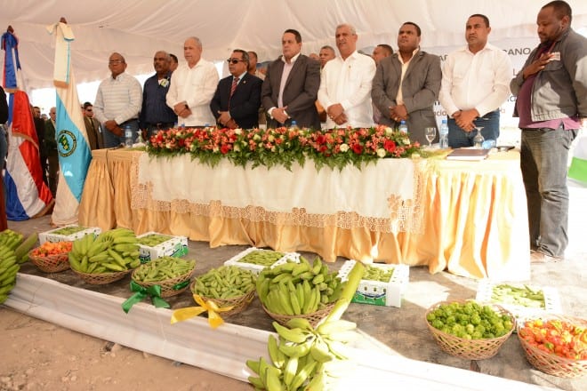 Las autoridades del IAD beneficiaron a productores de las provincias San Juan e Independencia. / GABRIEL ALCÁNTARA.
