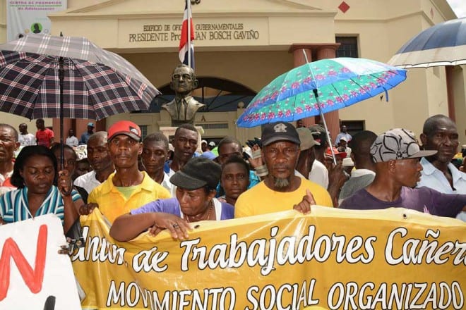 Protesta de cañeros de origen haitiano frente al Palacio Nacional. / Lésther Álvarez