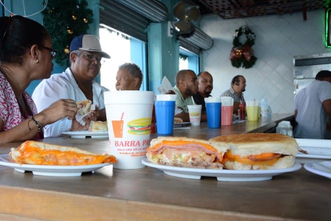 El popular pan de agua es uno de los ingredientes que no puede faltar en el emparedado dominicano./Gabriel Alcántara y Lésther Álvarez