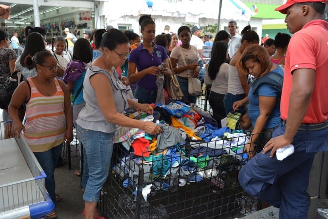 La feria de la Avenida Duarte es visitada por miles de dominicanos que aprovechan las ofertas./Gabriel Alcántara