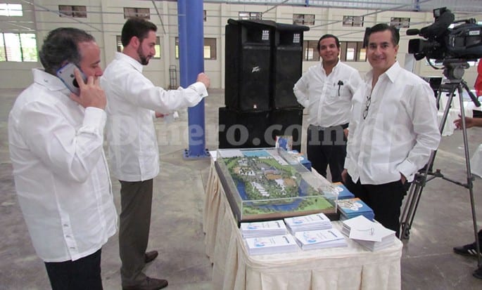 José Bustos, Gerardo Simón y Carlos José Martí, junto a un técnico, observan la maqueta del proyecto. | elDinero