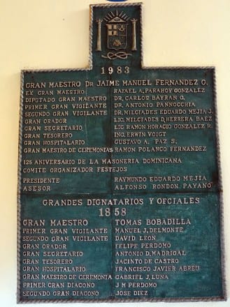 Placa con los fundadores de la Gran Logia dominicana.