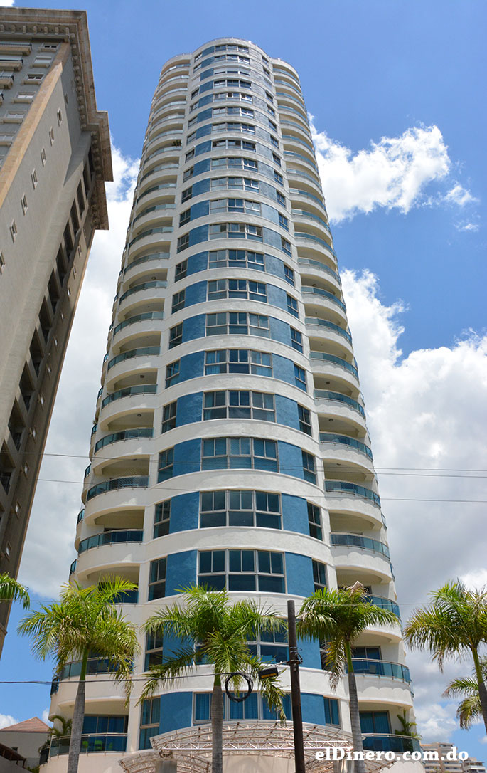 Torre Azul: Es una de las pocas edificaciones residenciales que resalta por su puntiagudo techo azul con apariencia. Cuenta de 27 pisos y 105 metros. | Lésther Álvarez
