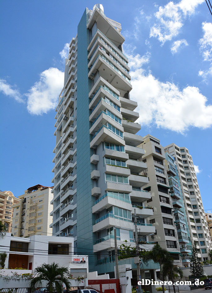 Torre Da Silva: Es un edificio residencial ubicado en la avenida Tiradentes casi esquina 27 de Febrero. Cuenta con 27 pisos incluyendo Penthouse y 100 metros de altura. | Lésther Álvarez