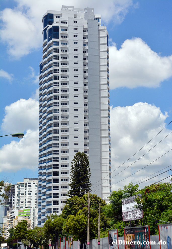 Torres Mar Azul: Es un complejo de tres edificaciones unidas, dos cuentan con 30 niveles y una torre central de 35 niveles, en total cuenta con 143 metros. | Lésther Álvarez